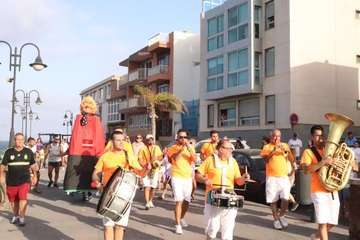 Un pasacalles anima a Melenara a vivir sus fiestas (Foto Briand Rodríguez)